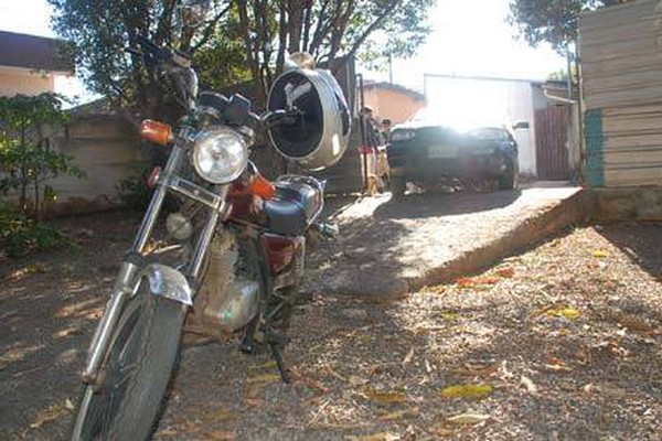 Motociclista vai parar dentro de casa ao bater em carro que entrava na garagem