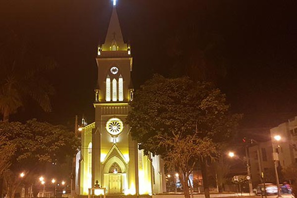Catedral de Patos de Minas é iluminada de amarelo para alertar as pessoas contra o suicídio