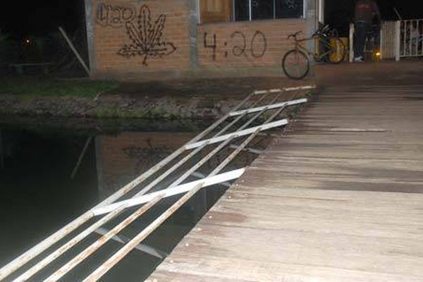 Vândalos destroem corrimão da ponte dos pedalinhos na orla da Lagoa Grande