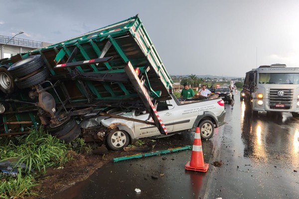 Carro vai parar em baixo de caminhão após grave acidente na BR-365 em Patos de Minas