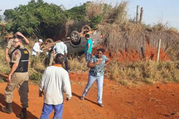 Motorista fica preso ao perder o controle da direção e capotar veículo na MG 230 em Rio Paranaíba