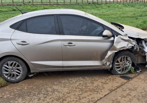 Motorista tenta voltar na BR 354 para ir a restaurante e causa acidente com outro automóvel