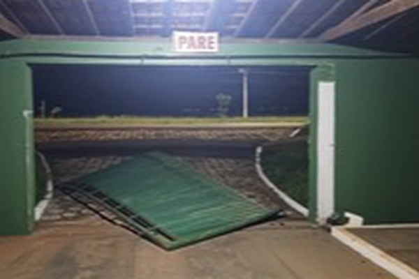 Homem quebra portão de motel para não pagar conta de R$ 902,00, mas deixa o pai e a acompanhante para trás