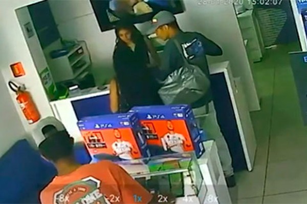 Imagens mostram a ousadia de assaltantes de cara limpa roubando loja no centro da cidade