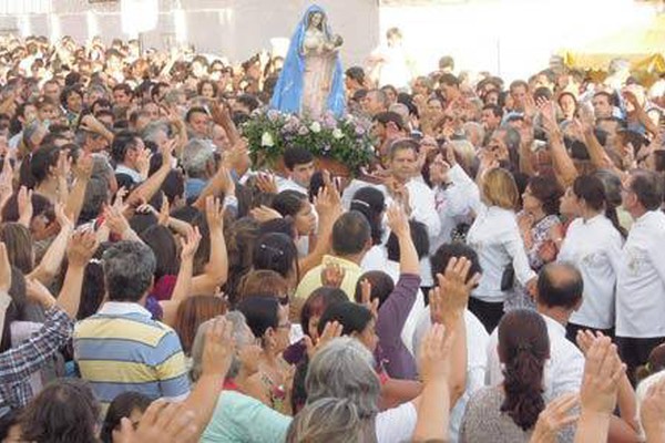 Milhares de fiéis lotam a Igreja de Nossa Senhora da Abadia no dia da padroeira