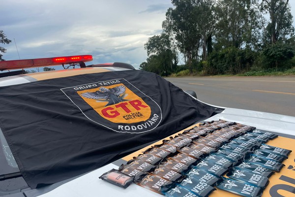 Polícia Militar Rodoviária apreende caixa de cigarros eletrônicos em ônibus na BR146, em Patos de Minas