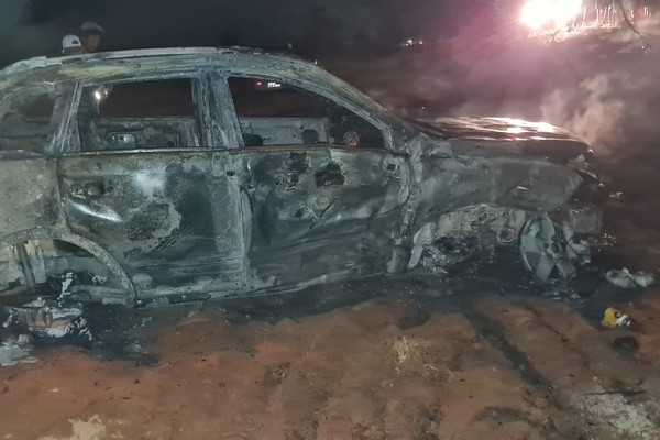 Veículo se incendeia após batida violenta na BR 352 e mulher de 25 anos morre em Carmo do Paranaíba