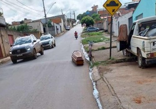 Homem aparece misteriosamente arrastando caixão na rua Joaquim Fubá, em Patos de Minas