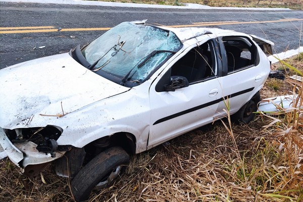 Motorista de 32 anos morre após capotar veículo em estrada na zona rural de Patos de Minas