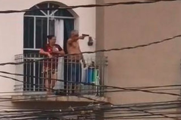 Vídeo mostra homem apontando arma para manifestantes em Patos de Minas
