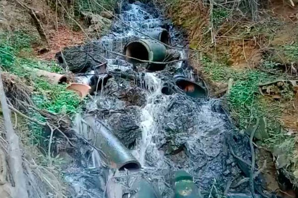 Cachoeira de esgoto denunciada há um ano continua poluindo ás aguas do Rio Paranaíba