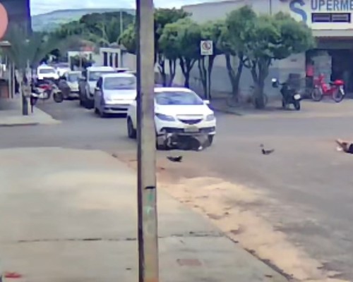 Vídeo mostra acidente que deixou motociclista ferida em Patos de Minas; moradores pedem intervenção na via