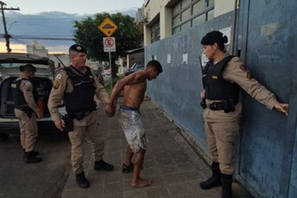 Rapaz de 27 anos é preso após furto em farmácia e perseguição policial pelas ruas da cidade