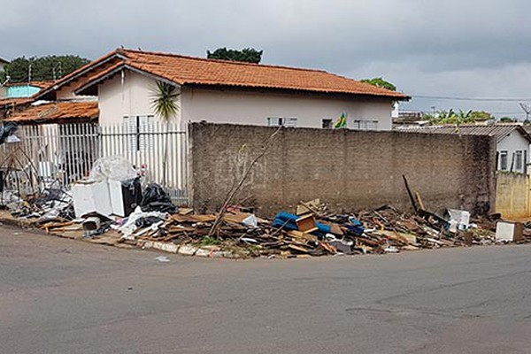 Casa tomada por materiais recicláveis e muita sujeira vira motivo de reclamação na cidade