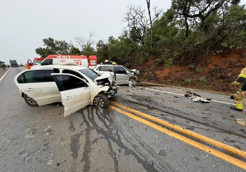 Carros batem de frente e deixam oito pessoas feridas na BR365; não houve morte