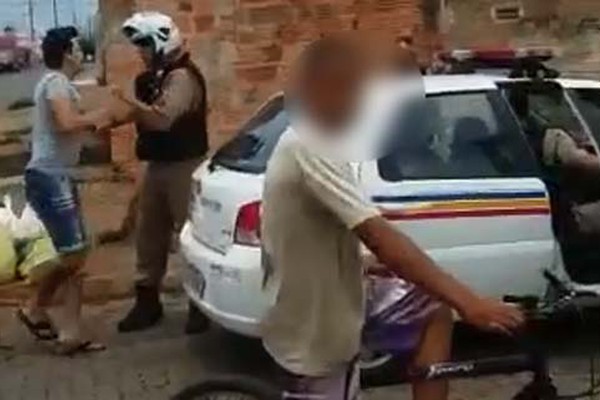 Vídeo que mostra homem tentando agredir policial em Patos de Minas repercute nas redes sociais