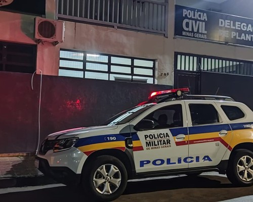 Homem agride companheira no meio da rua após confraternização e depois ameaça policiais em Patos de Minas
