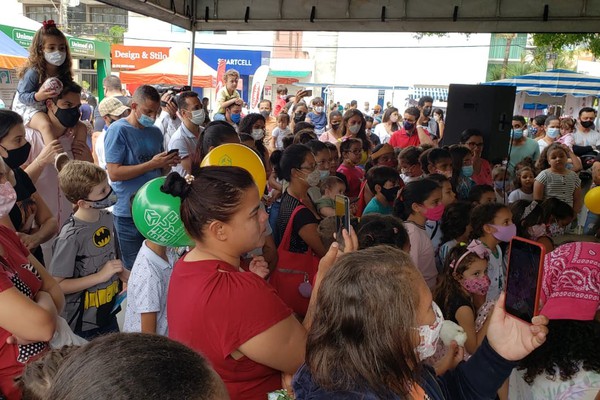 Comemoração do Dia das Crianças leva centenas de pessoas para a avenida Getúlio Vargas