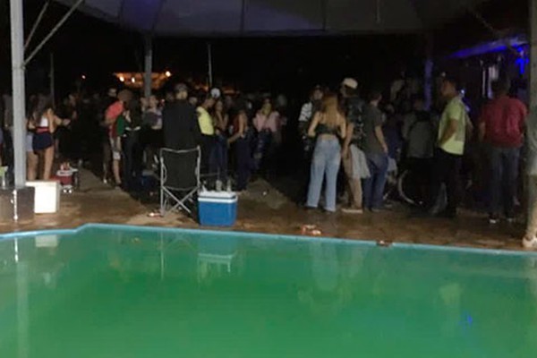 Fiscais da Prefeitura fecham festas clandestinas com centenas de convidados e muita bebida