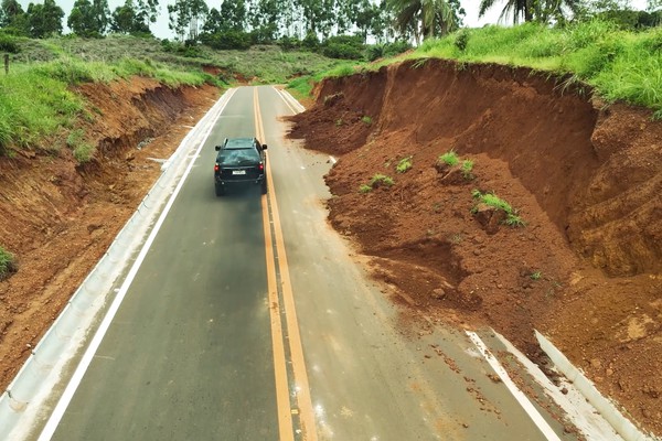 Estrada de Arraial dos Afonsos tem deslizamento de encosta e erosões ao longo do acostamento