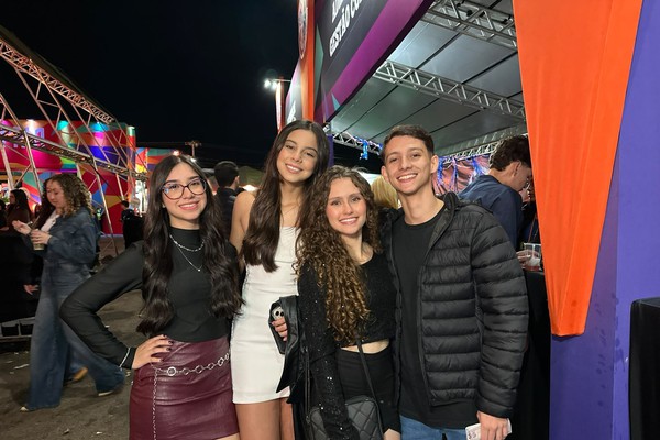 Grupo de amigos fala sobre expectativa antes de show de Henrique e Juliano; veja ao vivo