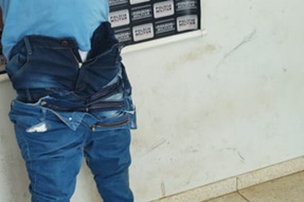 Homem que vestia 3 calças e 2 bermudas é preso por furto ao sair de loja em Monte Carmelo
