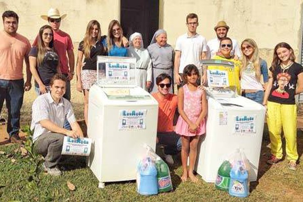 Estudantes do Unipam doam máquinas de lavar roupas para a Casa das Meninas