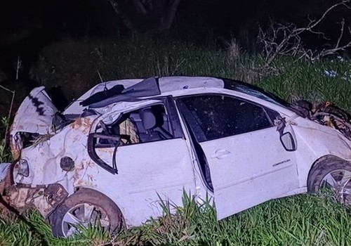 Carro capota e vai parar em pasto na MG 235, em São Gotardo; motorista teve lesões leves