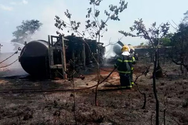 Carreta bitrem tomba e pega fogo na BR-262 entre Campos Altos e Ibiá