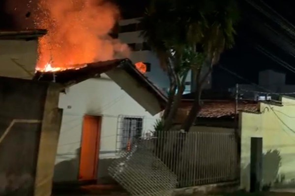 Homem de 53 anos tem que ser socorrido após incêndio destruir casa em Patos de Minas