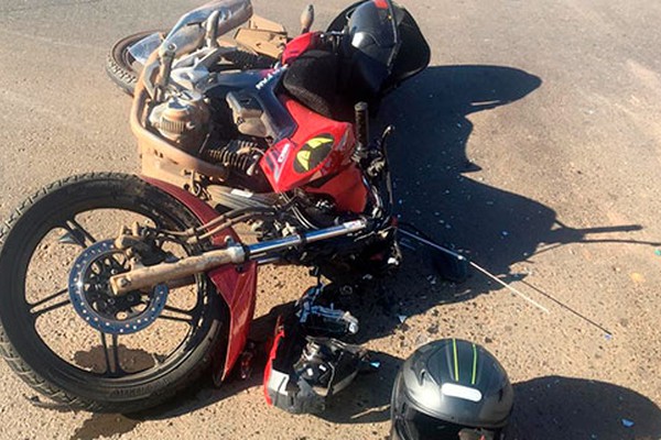 Condutor inabilitado atravessa a pista central da avenida J.K e deixa motociclista ferido