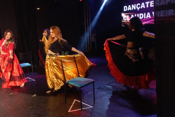 Estilos variados de dança encantam no palco da Fenapraça; ao vivo