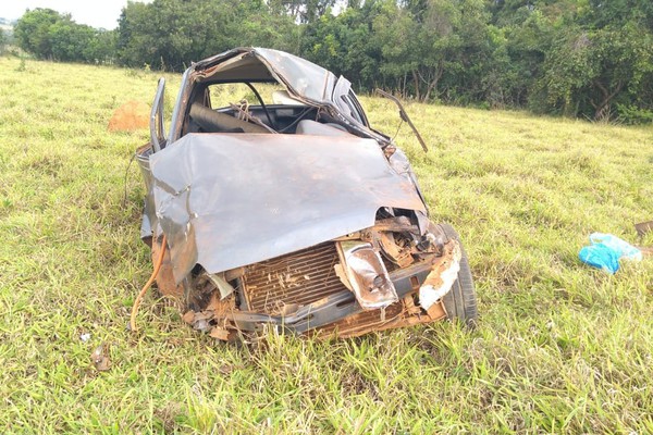 Homem de 47 anos morre após capotar veículo na MG 230; passageira ficou gravemente ferida