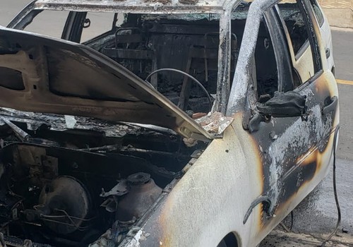 Fogo se alastra para casa e destrói veículo em garagem de Patos de Minas