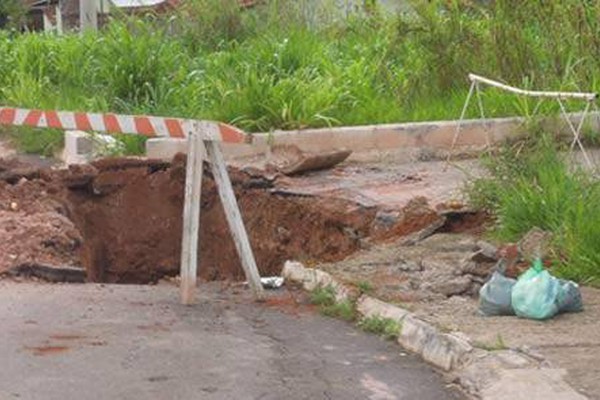 Esgoto clandestino pode ser a causa do surgimento de buracos na avenida Brasil
