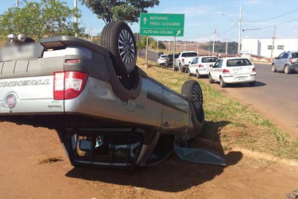 Motorista de pick up sai ileso após ser fechado por caminhonete e capotar na avenida Marabá