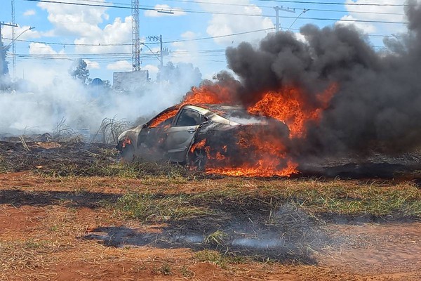 Possível incêndio criminoso em lote vago atinge carros e deixa Civic destruído na Av. Marabá