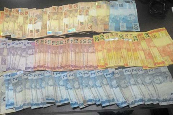 Jovem é preso com drogas e dinheiro no Bairro Planalto em Presidente Olegário