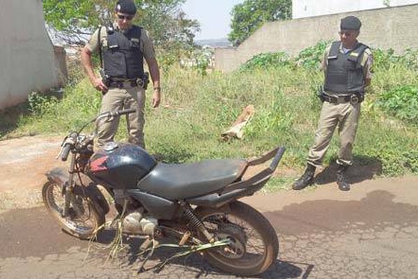 Polícia Militar encontra motocicleta furtada em terreno baldio no bairro Califórnia