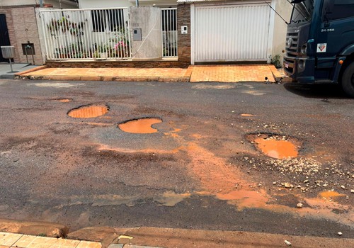 Moradora reclama dos transtornos causados por buracos em rua de Patos de Minas