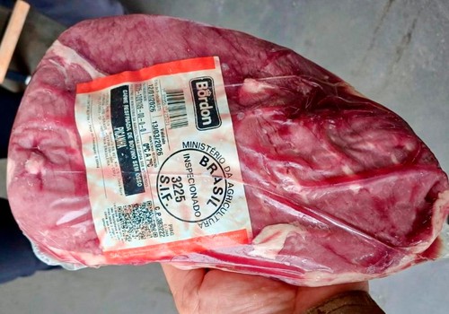 Homem é preso ao esconder carne nobre dentro da calça e tentar sair de supermercado