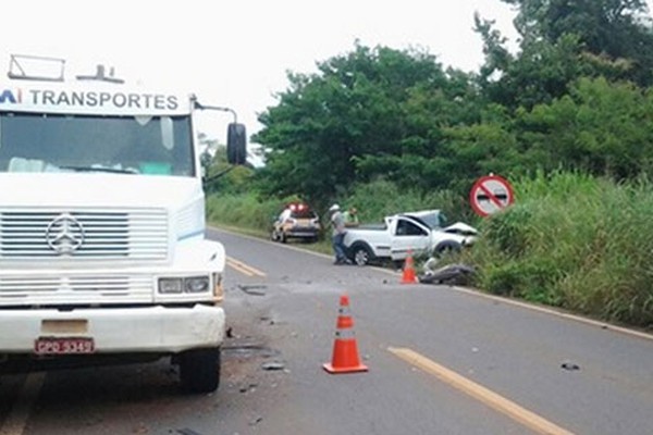 Acidente entre carro e caminhão próximo à cidade de Vazante deixa uma pessoa ferida