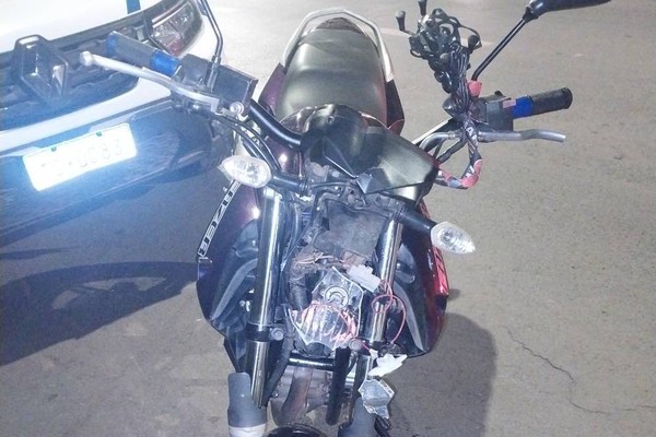 Motociclista fica ferido após bater em carro que fazia manobra de retorno na rua Major Gote