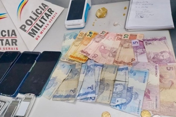 Ação da PM flagra tráfico de drogas e termina com prisões e apreensão de adolescente, em Patos de Minas