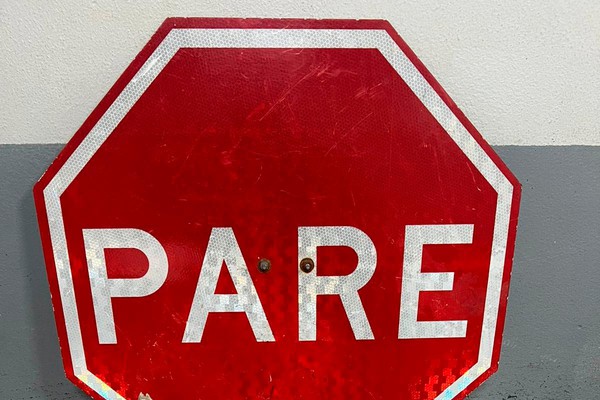 Polícia encontra placa de “Parada Obrigatória” em quarto de homem preso por tráfico, em Patos de Minas