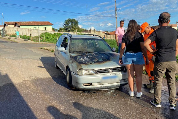 Carro pega fogo após condutor tentar “dar tranco” e mobiliza Corpo de Bombeiros, em Patos de Minas