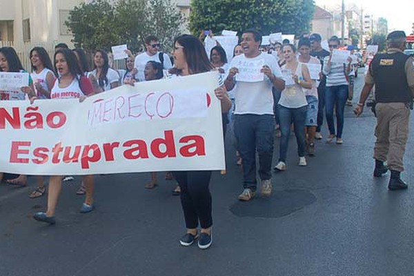 Manifestação pede o fim dos casos de estupro no dia do aniversário de Patos de Minas