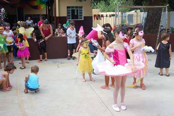 Crianças fazem fantasias e se divertem em carnaval de Centro Educacional