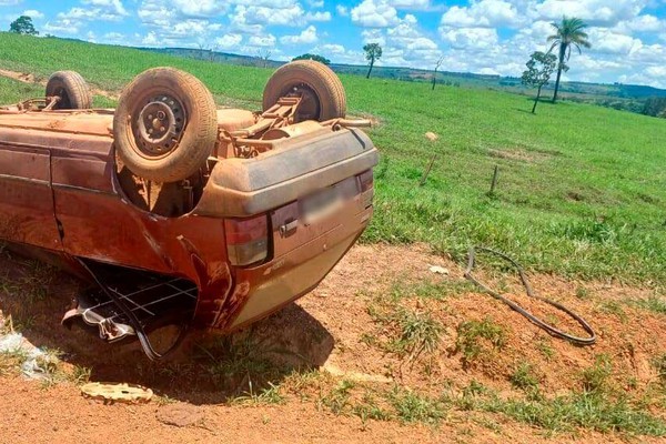 Motorista fica ferido após perder o controle da direção e capotar veículo em estrada vicinal