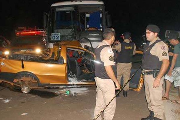 Motorista morre após acidente com ônibus de universitários em trevo inacabado